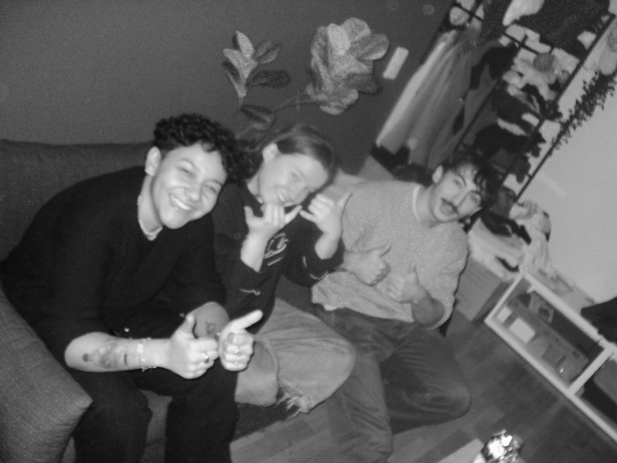 Amis allongés sur un canapé