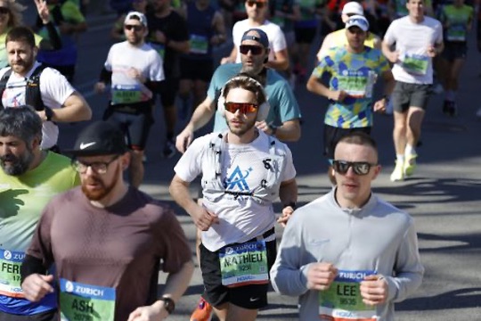Mathieu Ponton pendant le marathon de Barcelone 2026, en plein effort sur le parcours