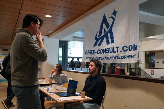 Mathieu Ponton sur le stand Apogée Consult lors d'un événement tech